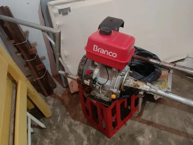 Motor de rabeta branco