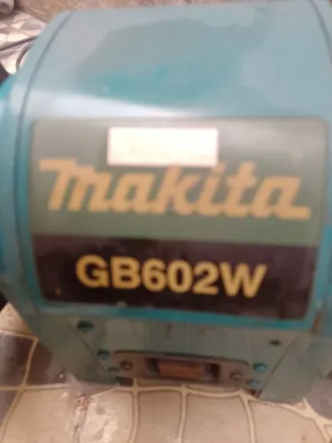 Esmeril de bancada marca Makita funcionando perfeitamente 