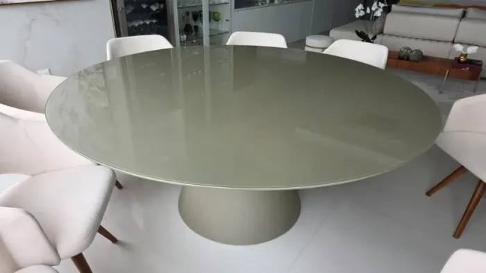 Mesa de Jantar Redonda com base cônica central e um elegante tampo de vidro brilhante
