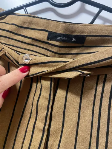 Calça bege com listras pretas