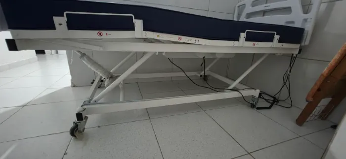 Cama hospitalar elétrica com elevação. 