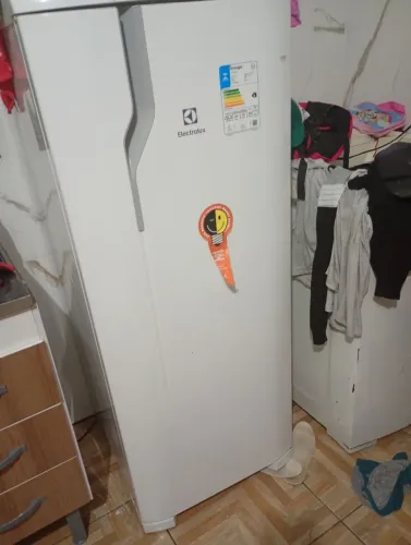Estou vendendo uma geladeira ou troco por máquina de lavar roupa .