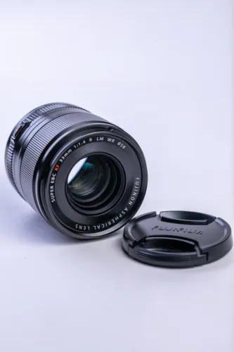 Lente Fujifilm XF33mm F1.4 R LM WR p/ FUJI