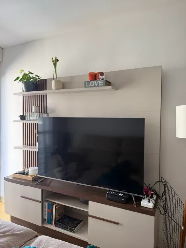 Painel para TV com Rack e Nichos - 180 cm - Excelente Estado