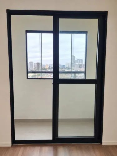 Porta de Sacada de Alumínio Preta - 2 Folhas Móveis