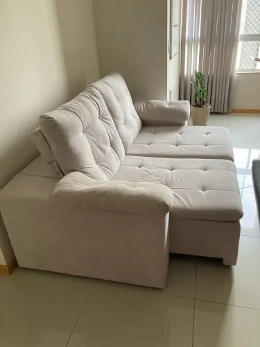 Vendo sofá retrátil bege, medida 1,90. Em ótimo estado