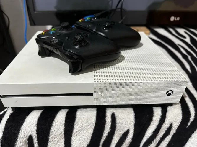Xbox One S 1TB + 2 Controles + Cabos - Ótimo Estado