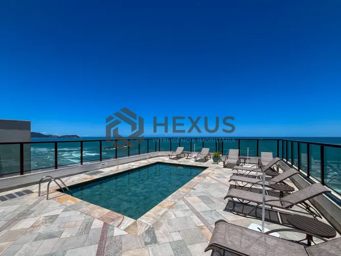 Apartamento reformado frente mar de alto padrão com varanda e lazer, Pitangueiras, Guaruja