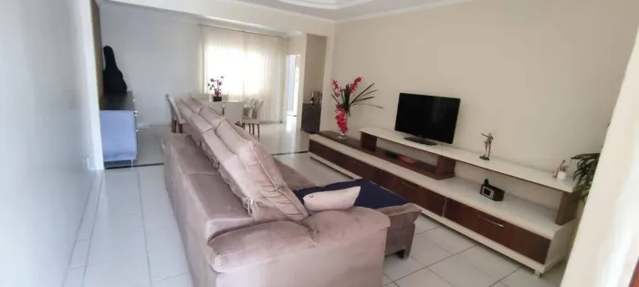Casa mobiliada disponível para locação, próximo ao Buriti Shopping, fica a 3 minutos do Es