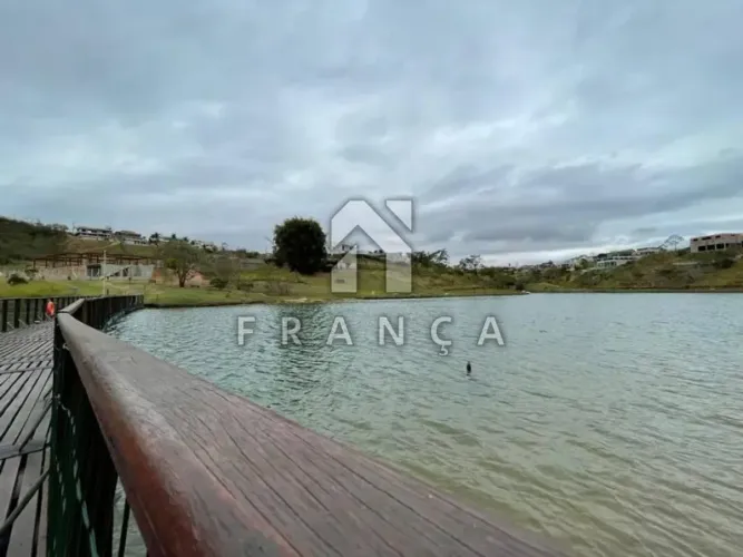 Ótimo terreno no Condomínio Lago Dourado.