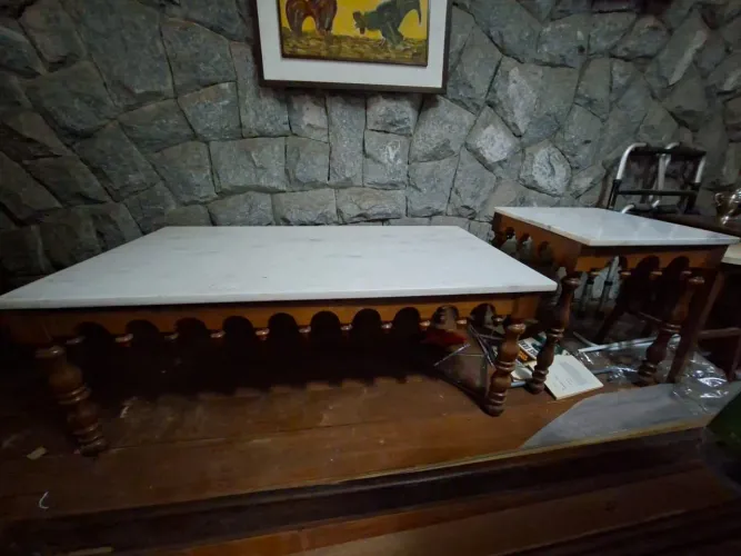 Mesa de centro/ laterais em madeira maciça com tampo de mármore.  Estilo colonial 