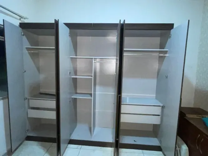 Guarda-roupa semi novo ,com dois puxador que precisa ser trocado 