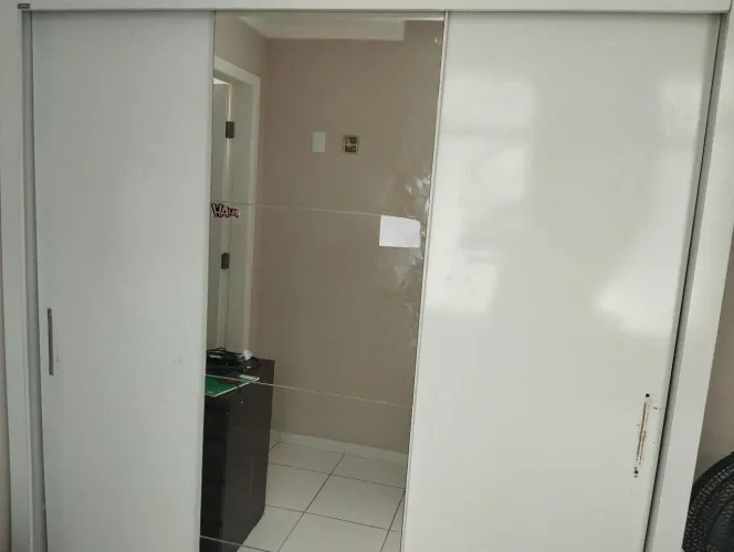 VENDO GUARDA ROUPA 3 PORTAS COM ESPELHO 