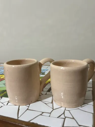 Canecas de cerâmicas feitas a mão