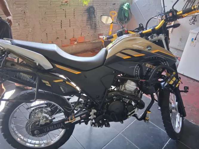Vendo moto Xtz Lander Bege