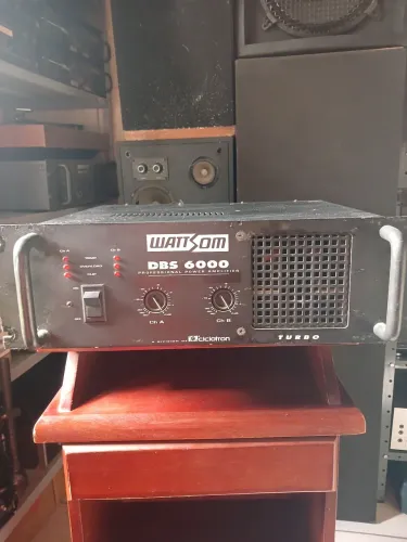 Vendo potência de som wattson dbs 6000 em ótimo estado de conservação