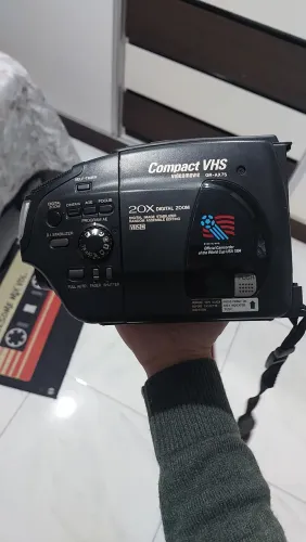 Filmadora Compact VHS GR-AX75 com acessórios (Com Detalhes)