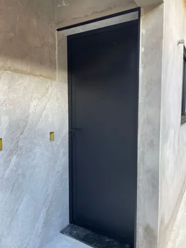 Porta Pivotante em Alumínio com Vidro | Sob Medida