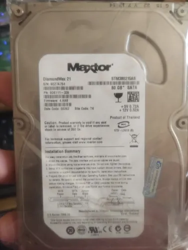 HD Maxtor STM380215AS de 80 GB, conexão SATA.