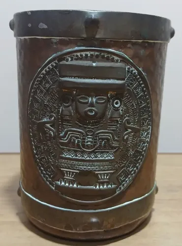 Antiga caneca artesanal de cobre martelado com detalhes em latão feito no México