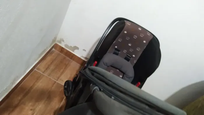 Carrinho de bebê cosco com Bebê conforto