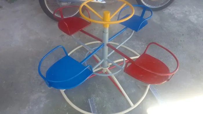 Brinquedo de ferro gira gira 