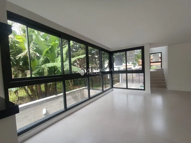 Casa Geminada à Venda - 1 Suíte e 2 Demi-Suítes - 2 Vagas - Córrego Grande - Florianópolis