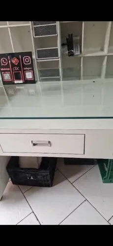 Balcão mesa central MDF branco gaveteiro com vidro
