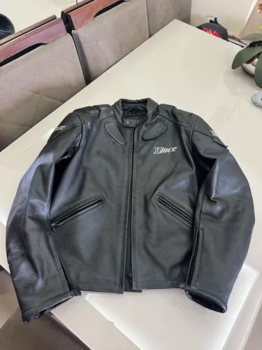 JAQUETA DE MOTO DE COURO - NOVÍSSIMA