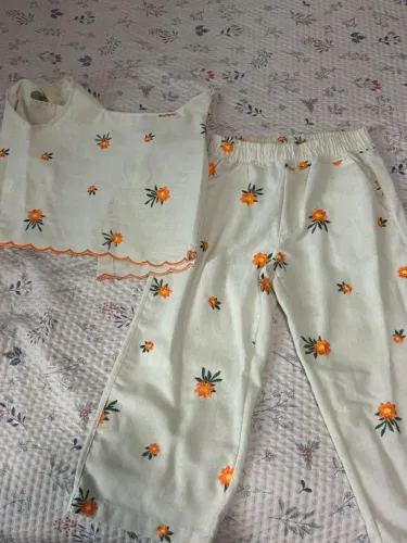 Roupas femininas variadas....