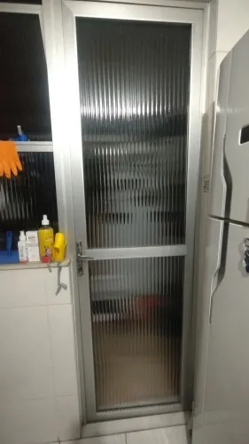 Porta de Alumínio com Vidro Canelado (2,16 x 0,65m) - Ótimo Estado