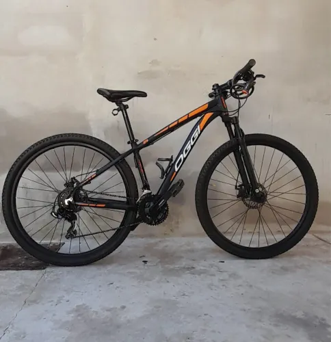 Bicicleta OGGI, Aro 29, 21 marchas. Freios mecânicos.
