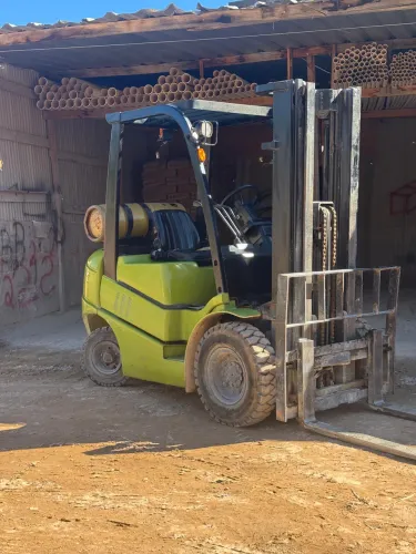 Empilhadeira Clarck 2,5ton com deslocador