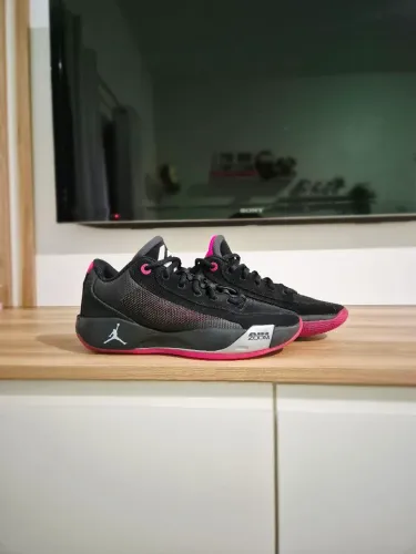 Tênis de Basquete e Vôlei Luka 77 Nike