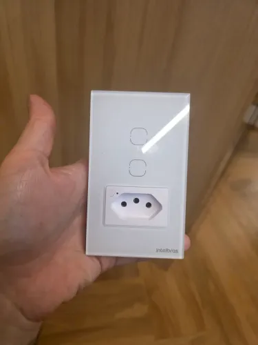 Tomada com Interruptor Inteligente Intelbras