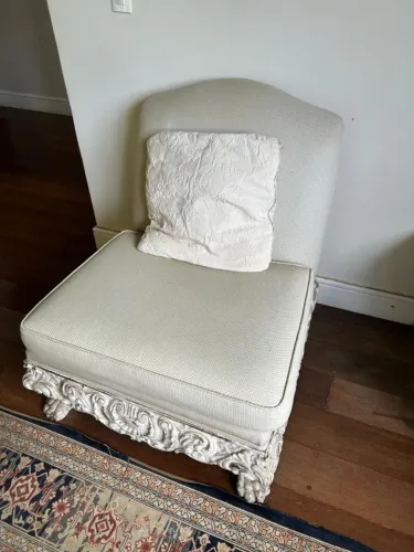 Poltrona clássica com base entalhada - Excelente estrutura