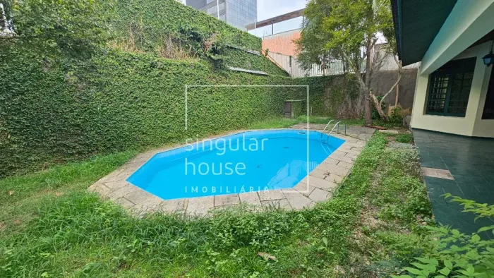 Casa de condomínio com 585 m², 4 quartos sendo 4 suítes à venda no bairro Jardim Paulistan