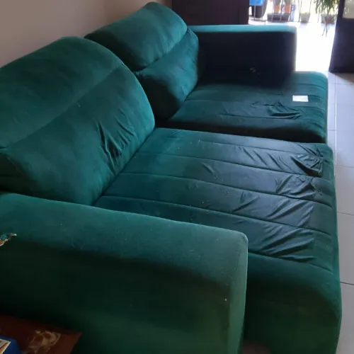 SOFÁ GRANDE, VERDE BANDEIRA EM VELUDO. MEDE 2,40 COMPRIMENTO E 1,20 DE LARGURA
