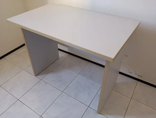 Escrivaninha branca 100X60