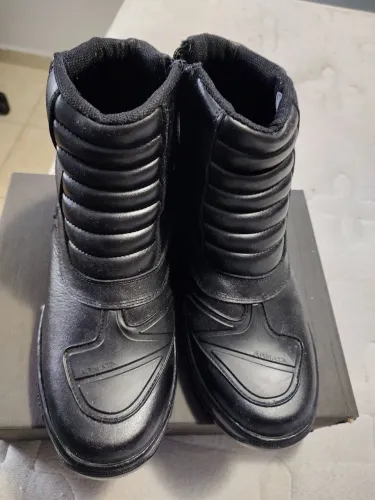 Estou vendendo uma bota masculina