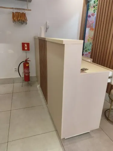 Balcão de Recepção Moderno com Armários e Gavetas