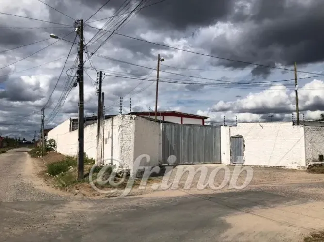 LOCAÇÃO-EXCELENTE GALPÃO. FICA NAS MEDIAÇÕES DO MOTEL MATURY.