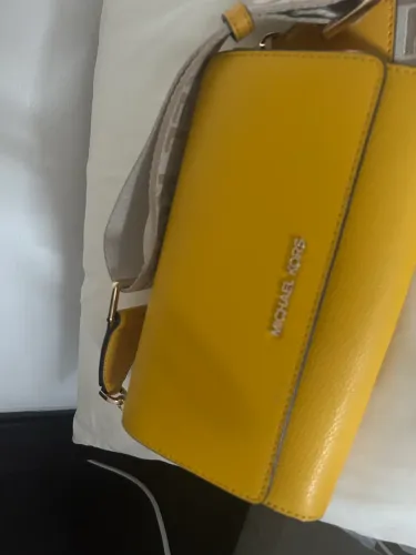 Carteiras Mikael kors original nas cores amarelo e dourada.