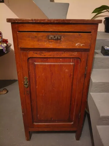 Armário antigo de madeira maciça