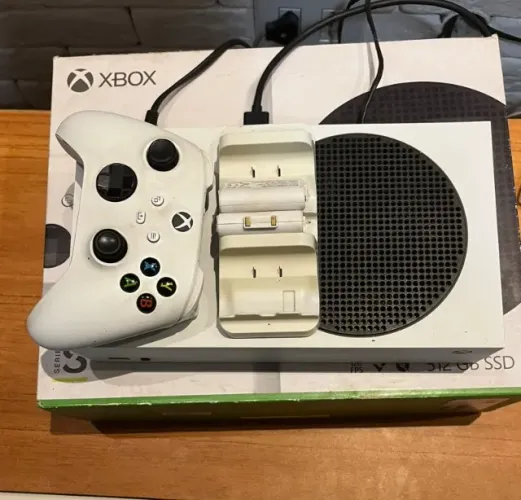 Console Xbox Serie S, com duas baterias para controle e base carregadora