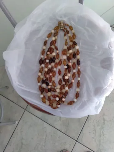 Colar com pedras