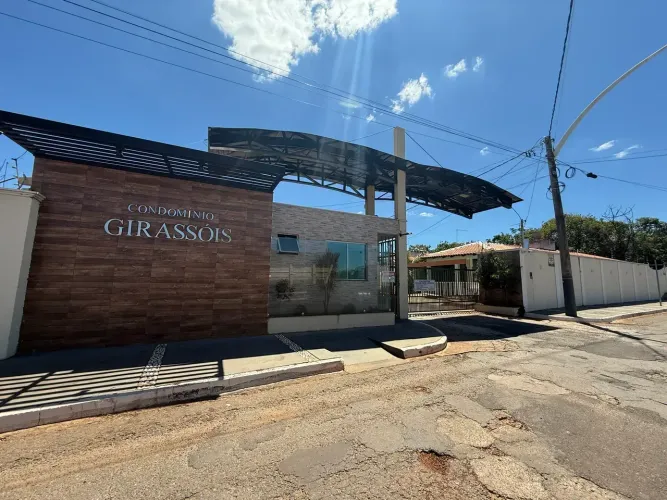Alugo Casa em Caldas Novas | 2 Quartos | Varanda com Churrasqueira | Condomínio Girassóis