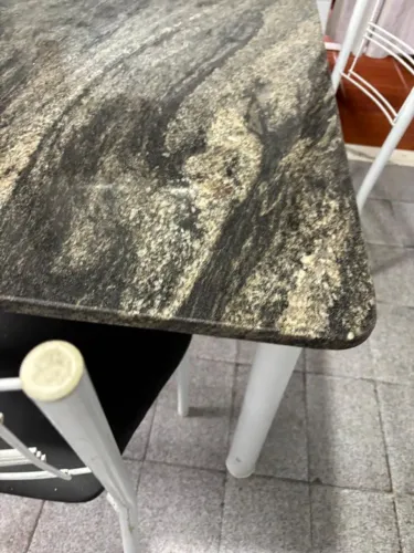 MESA COM 4 CADEIRAS MÁRMORE