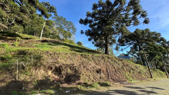 Terrenos à venda no Cascatinha com vista deslumbrante das montanhas e infraestrutura urban
