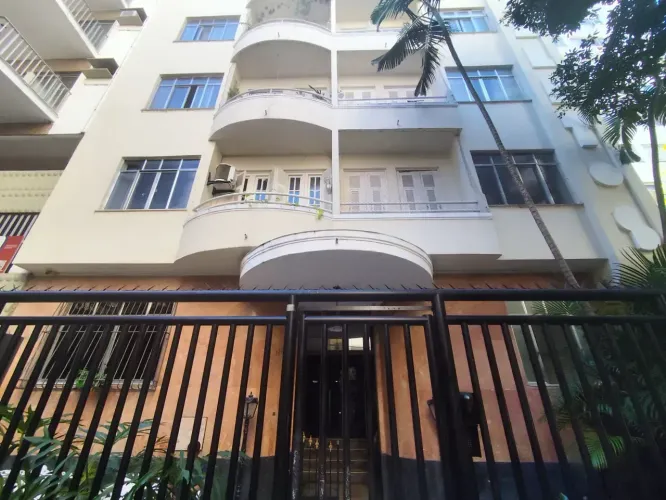 Silencioso apartamento térreo com jardim a 130 metros do metrô e museu do Catete.